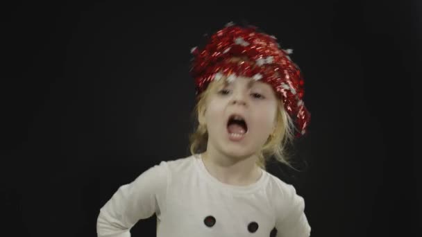 Feliz niña hermosa en traje de muñeco de nieve. Navidad. Hacer caras, bailar — Vídeos de Stock