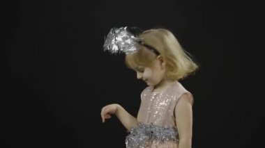 Parlak elbiseli mutlu küçük kız bebek. Noel zamanı. Yüzler yap