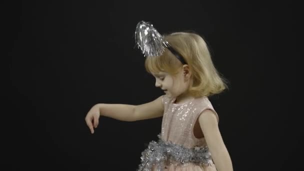 幸せな美しい小さな赤ちゃんの女の子で光沢のあるドレス。クリスマスだ顔を作る — ストック動画