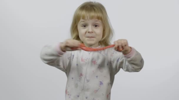 Criança brincando com lodo de brinquedo feito à mão. Criança se divertindo fazendo lodo rosa — Vídeo de Stock