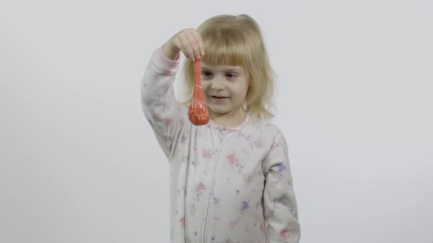 Criança brincando com lodo de brinquedo feito à mão. Criança se divertindo fazendo lodo rosa — Vídeo de Stock