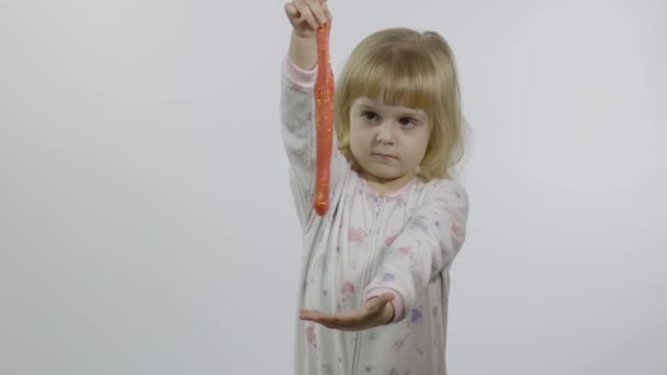 Criança brincando com lodo de brinquedo feito à mão. Criança se divertindo fazendo lodo rosa — Vídeo de Stock