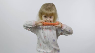 El yapımı balçıkla oynayan bir çocuk. Çocuk portakal sümüğü yaparken eğleniyor