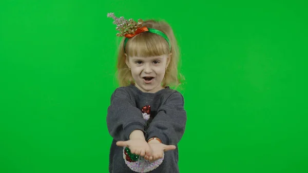 Glad vacker liten flicka i en tröja med en snögubbe. Julen. Kromnyckel — Stockfoto