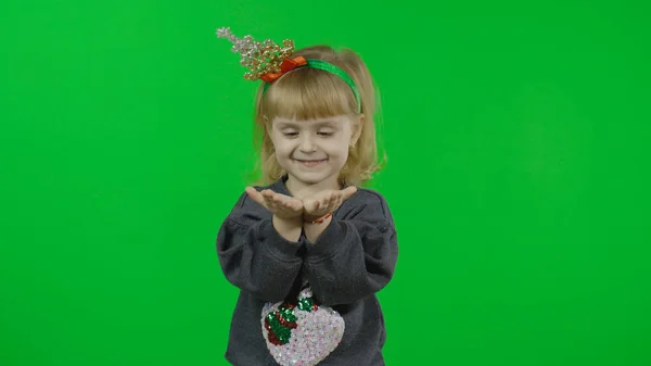 Glücklich schönes kleines Mädchen in einem Pullover mit einem Schneemann. Weihnachten. Chroma-Schlüssel — Stockfoto