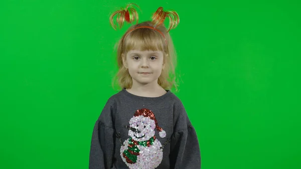Feliz niña hermosa en un suéter con un muñeco de nieve. Navidad. Clave de croma — Foto de Stock