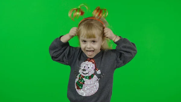 Glad vacker liten flicka i en tröja med en snögubbe. Julen. Kromnyckel — Stockfoto