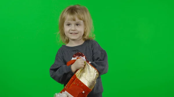 Menina bonita feliz em uma camisola com um boneco de neve. No Natal. Chave Chroma — Fotografia de Stock