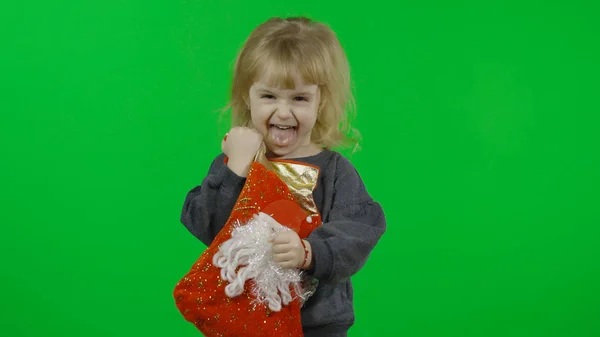 Menina bonita feliz em uma camisola com um boneco de neve. No Natal. Chave Chroma — Fotografia de Stock