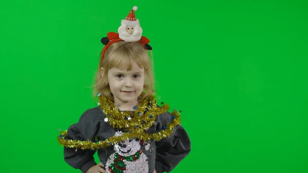 Feliz niña hermosa en un suéter con un muñeco de nieve. Navidad. Clave de croma — Foto de Stock
