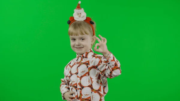 Feliz niña hermosa en una camisa con un Santa Claus. Navidad. Clave de croma —  Fotos de Stock