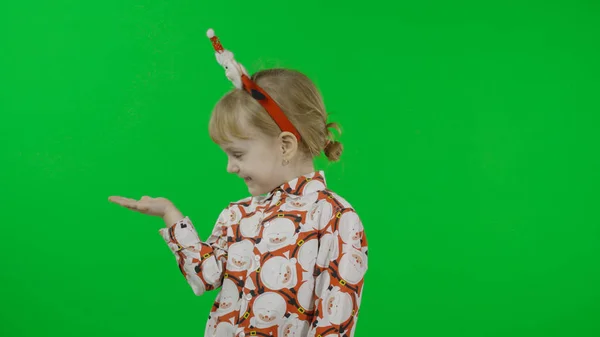 Boldog, gyönyörű kislány egy ingben egy Mikulással. Karácsonykor. Kroma kulcs — Stock Fotó