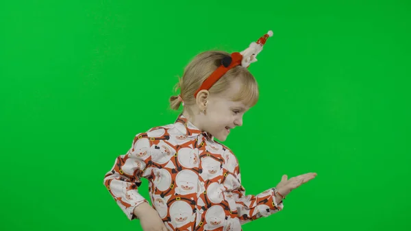 Menina bonita feliz em uma camisa com um Papai Noel. No Natal. Chave Chroma — Fotografia de Stock