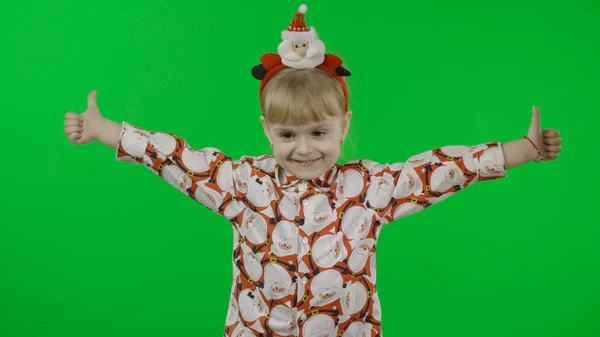 Gelukkig mooi klein meisje in een shirt met een kerstman. Kerstmis. Chroma-toets — Stockfoto