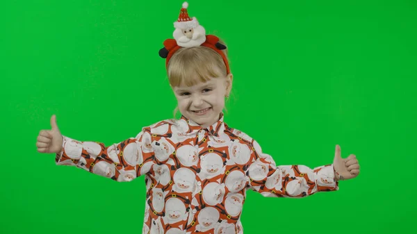 Feliz niña hermosa en una camisa con un Santa Claus. Navidad. Clave de croma — Foto de Stock