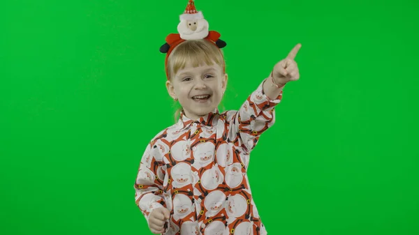 Glad vacker liten flicka i skjorta med en jultomte. Julen. Kromnyckel — Stockfoto