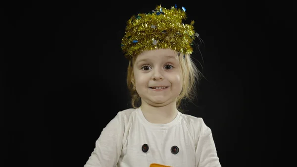 Glücklich schönes kleines Mädchen im Schneemannkostüm. Weihnachten. Gesichter schminken, tanzen — Stockfoto