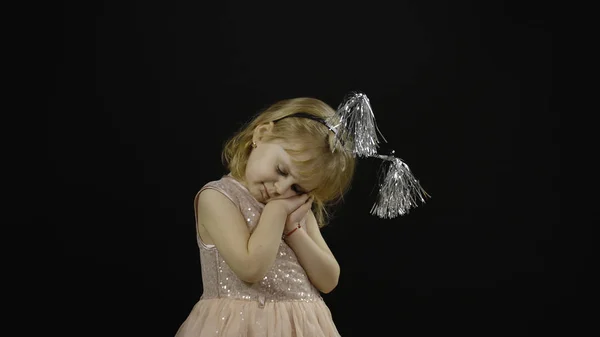 Красива маленька дівчинка в глянцевій сукні. Різдво. йде спати — стокове фото