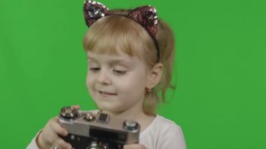 Kedi bantlı kız eski bir fotoğraf makinesinde fotoğraf çekiyor. Krom Anahtar