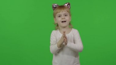 Kedi kulaklı bantlı kız dans ediyor. Dört yaşındaki çocuğun kutlu olsun. Krom