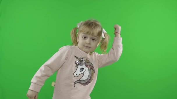 Mädchen im Einhorn-Sweatshirt tanzen. glückliches vierjähriges Kind. Chroma-Schlüssel — Stockvideo