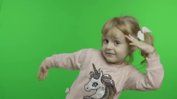 Ragazza in felpa di unicorno che balla. Felice bambino di quattro anni. Chiave cromatica — Video Stock