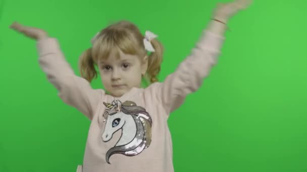 Tek boynuzlu at tişörtlü kız dans ediyor. Dört yaşındaki çocuğun kutlu olsun. Krom Anahtar — Stok video
