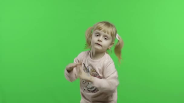 Κορίτσι με φούτερ μονόκερου που χορεύει. Ευτυχισμένο τετράχρονο παιδί. Κλειδί χρωμίου — Αρχείο Βίντεο