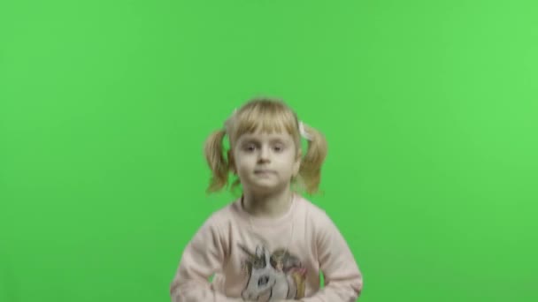 Mädchen im Einhorn-Sweatshirt tanzen. glückliches vierjähriges Kind. Chroma-Schlüssel — Stockvideo