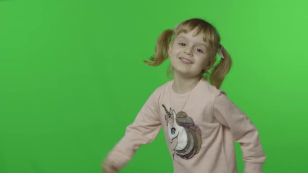 Chica en sudadera unicornio hacer caras y sonreír. Feliz niña. Clave de croma — Vídeos de Stock