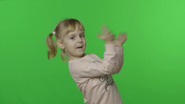 ユニコーンのスウェットシャツを着た女の子が踊っている。幸せな4歳の子供。クロマキー — ストック動画