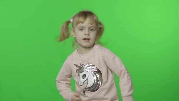 Mädchen im Einhorn-Sweatshirt tanzen. glückliches vierjähriges Kind. Chroma-Schlüssel — Stockvideo