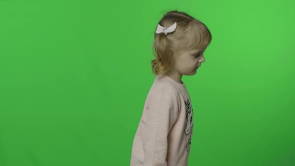 ユニコーンのスウェットシャツの女の子は顔と笑顔を作ります。幸せな子供だクロマキー — ストック動画