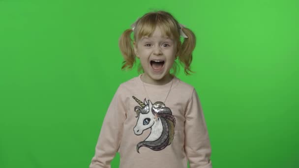 La chica con sudadera unicornio hace caras y grita. Feliz niña. Clave de croma — Vídeos de Stock