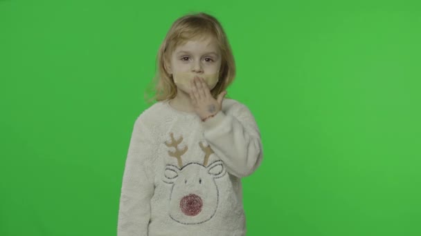 Geyikli süveter giyen pozitif bir kız. Yapışkan bantla yapıştırılmış ağız. Krom Anahtar — Stok video