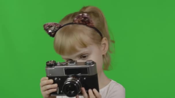 Menina na cabeça do gato tirando fotos em uma câmera de foto retro velho. Chave Chroma — Vídeo de Stock