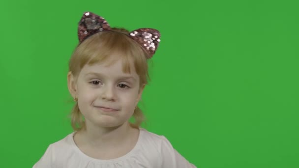 Meisje in hoofdband met een kat oren toont emotie van ontevredenheid. Chroma-toets — Stockvideo