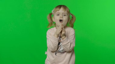 Tek boynuzlu at kazaklı kız bir şey istiyor. Küçük çocuk. Krom Anahtar