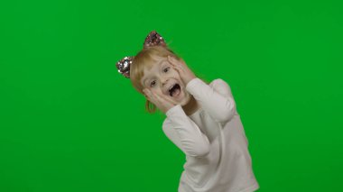 Saç bandı takmış kedi kulaklı bir kız şaşkınlık gösteriyor. Dört yaşında mutlu bir çocuk.