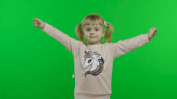 Menina de camisola de unicórnio. Criança feliz de quatro anos. Chave Chroma — Fotografia de Stock