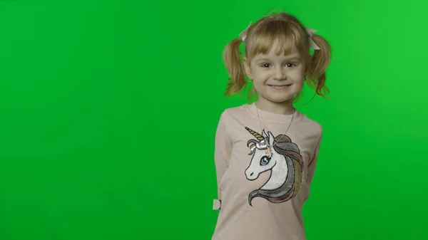 Meisje in een eenhoorn sweatshirt. Gelukkige vier jaar oude kind glimlacht. Chroma-toets — Stockfoto