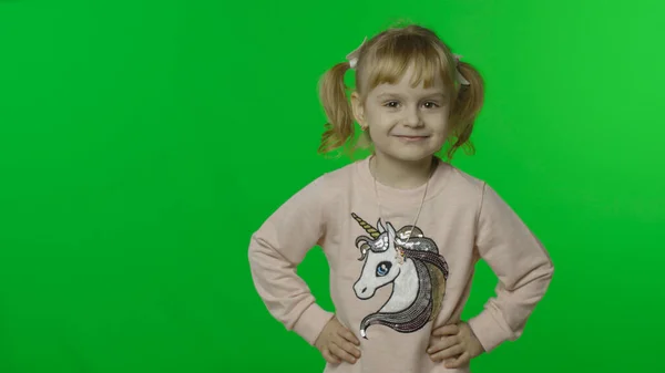 Flicka i enhörning tröja. Glada fyraåriga barn ler. Kromnyckel — Stockfoto