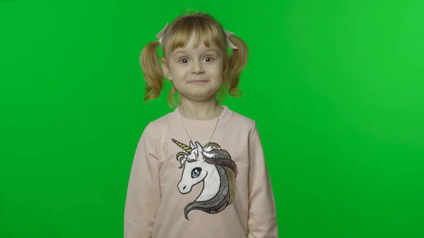 Chica con sudadera de unicornio. Feliz niño de cuatro años sonríe. Clave de croma —  Fotos de Stock