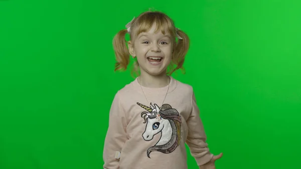 Flicka i enhörning tröja. Glada fyraåriga barn ler. Kromnyckel — Stockfoto