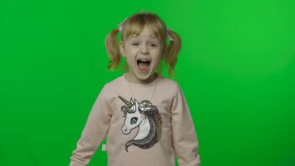 Menina em camisola unicórnio fazer rostos e gritos. Criança feliz. Chave Chroma — Fotografia de Stock