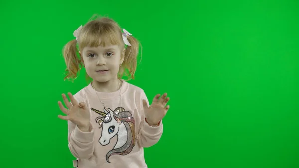 Chica con sudadera de unicornio bailando. Feliz niño de cuatro años. Clave de croma — Foto de Stock