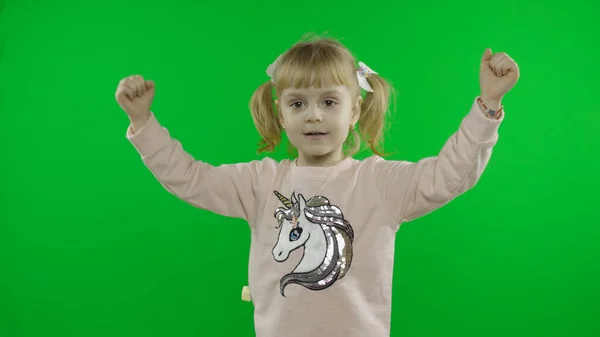 Flicka i enhörning tröja dans. Lyckligt fyraårigt barn. Kromnyckel — Stockfoto
