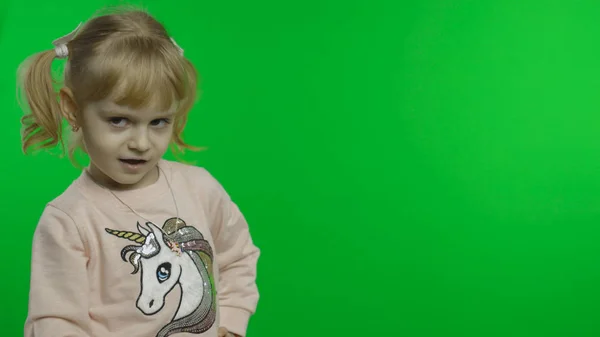 Chica con sudadera de unicornio bailando. Feliz niño de cuatro años. Clave de croma —  Fotos de Stock