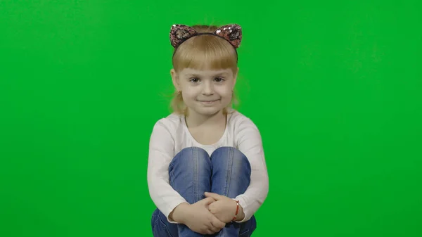 Chica en jeans y diadema con orejas de gato. Feliz niño de cuatro años. Croma —  Fotos de Stock