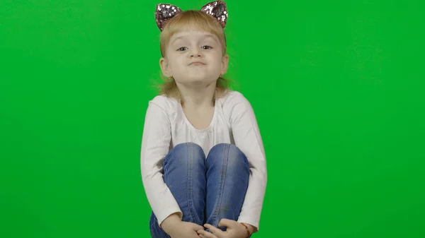 Chica en jeans y diadema con orejas de gato. Feliz niño de cuatro años. Croma —  Fotos de Stock